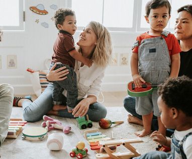 Jeunes enfants avec leurs parents pendant un atelier