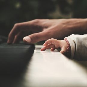 mains sur un piano