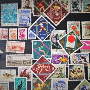 Plusieurs timbres exposés de différentes tailles et couleurs