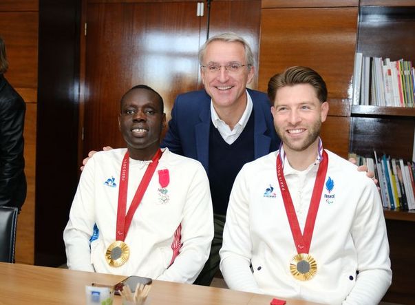 Franck Raynal, Maire de Pessac accompagné de Khalifa Youme et Alessandro Bartolomucci, médaillés d'or en cécifoot.