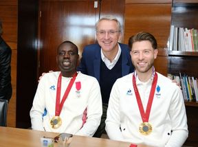 Franck Raynal, Maire de Pessac accompagné de Khalifa Youme et Alessandro Bartolomucci, médaillés d'or en cécifoot.