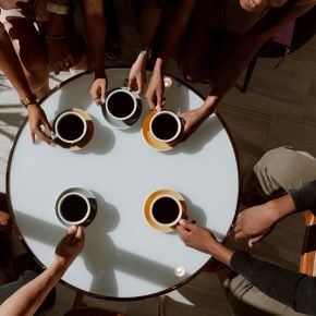 Table ronde et cafés