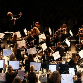 Orchestre réuni dans une salle de concert