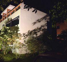 Éclairage nocturne d'une maison © FLC - ADAGP - Agrandir l'image, .JPG 245,3 Ko (fenêtre modale)