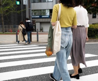 Deux femmes qui traversent au passage piétons