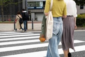 Deux femmes qui traversent au passage piétons