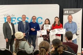 Les deux lycéennes pessacaises lauréates du concours “Premiers Feux”