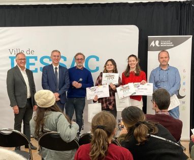 Les deux lycéennes pessacaises lauréates du concours “Premiers Feux”