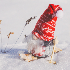 Pène Noel en peluche skiant sur la neige