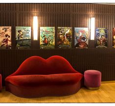 un canapé rouge en forme de lèvre avec plusieurs affiches du festival des toiles filantes au dessus - Agrandir l'image, .JPG 353,0 Ko (fenêtre modale)