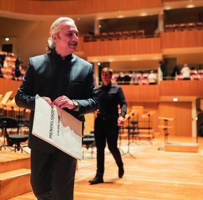 Salvatore Caputo souriant dans une salle de concert 