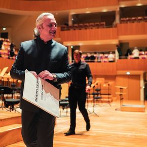 Salvatore Caputo souriant dans une salle de concert 