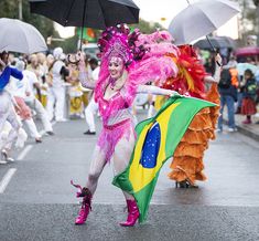 Danseuse portant le drapeau brésilien pendant le carnaval. - Agrandir l'image, .JPG 1,0 Mo (fenêtre modale)