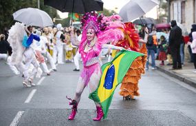 Danseuse portant le drapeau brésilien pendant le carnaval.