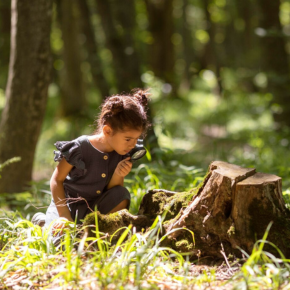 Petite fille dans la nature