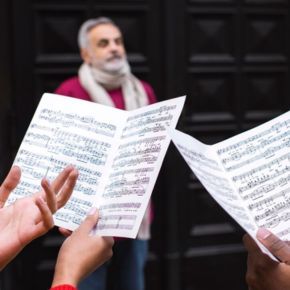 Les partitions de deux chanteurs dans une chorale