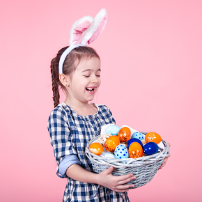 Petite fille en train de porter des oeufs de Paques