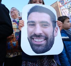 Une jeune fan avec le portrait de Laurent Chardard. - Agrandir l'image, .JPEG 76,1 Ko (fenêtre modale)