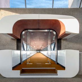 Couloir d'un bâtiment de l'usine de la monnaie de Paris