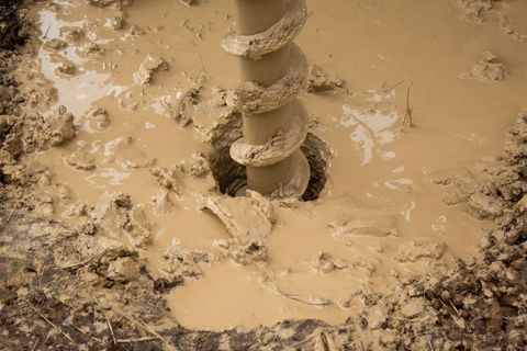 Forage dans la boue
