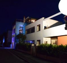 Mise en lumière des maisons de la rue Le Corbusier © FLC - ADAGP - Agrandir l'image, .JPG 74,3 Ko (fenêtre modale)
