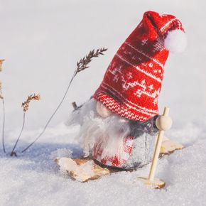 Jouet : Père Noël sur la neige avec des skis