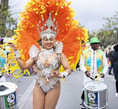 Danseuse pendant le carnaval - Agrandir l'image, .JPG 978,2 Ko (fenêtre modale)