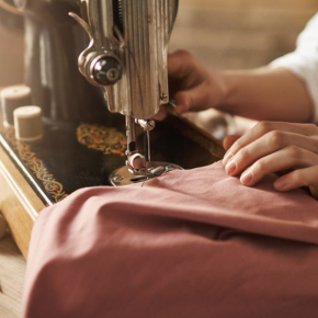 Femme en train de faire de la couture