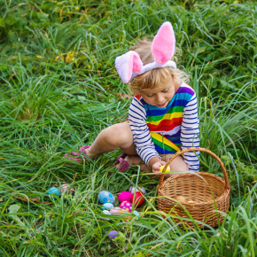 Enfant cherchant des oeufs de Paques