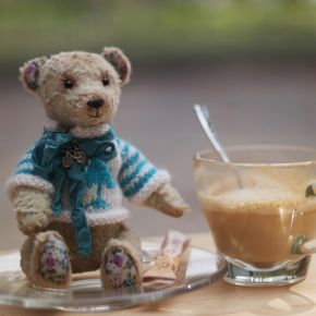 ourson en peluche près d'une tasse de café